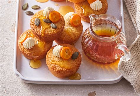 Misky s tekvicovou polievkou ozdobené tekvicovými jadierkami