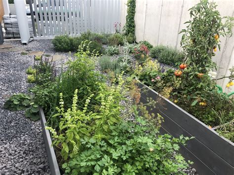 Bylinková záhrada s levanduľou a rozmarínom