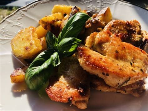 Servírovaný kurací steak Hawaii s prílohami