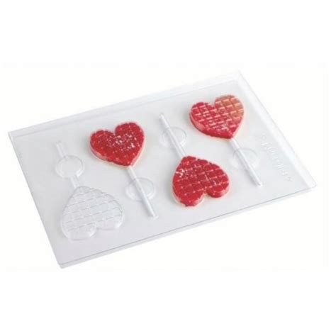 Detailne zobrazené čokoládové srdcia vytvorené v plastovej forme