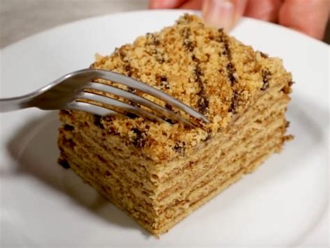 hotová torta Marlenka ozdobená orechmi a čokoládou