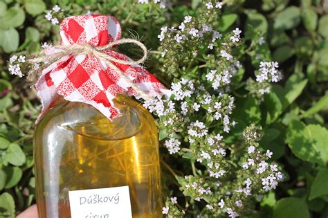 Obrázok pripraveného domáceho sirupu z materinej dúšky vo fľaši