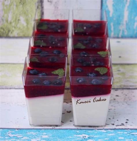 Vrstvenie čokoládovej panna cotty v pohároch