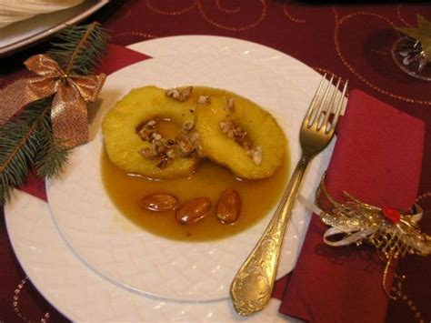 Servírovaný flambovaný ananás s orechami