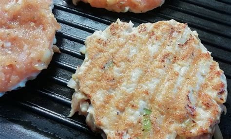 Grilovanie mäsovej placky na hamburger