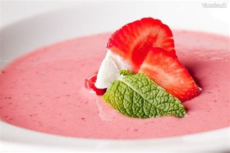 Ovocná polievka s jogurtom