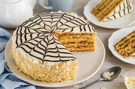 Torta Esterházy s typickou pavučinovou kresbou