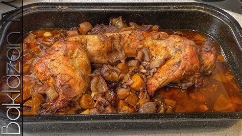 Pečený králik s údeninou a zeleninou na tanieri