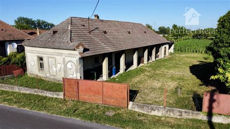 Starý dom s kopou sena na priedomí