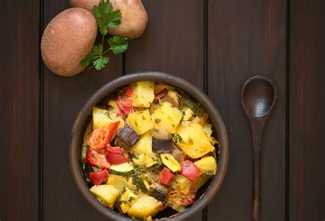 Hotová dusená zelenina so smotanou na tanieri