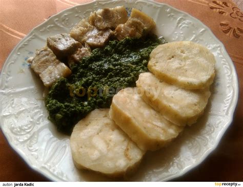 Servírovaný karlovarský knedlík s mäsom a omáčkou