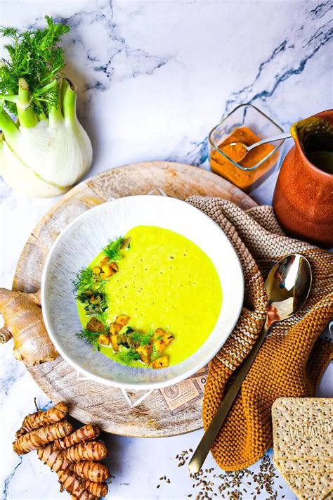 Zloženie feniklovej polievky s kurkumou a koriandrom