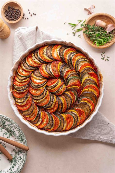 Elegantne usporiadané Confit Byaldi v zapekacej mise