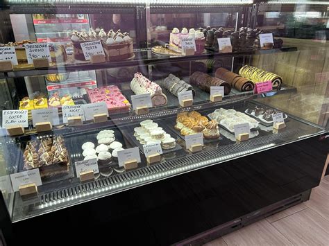 Zákusky a torty v cukrárni