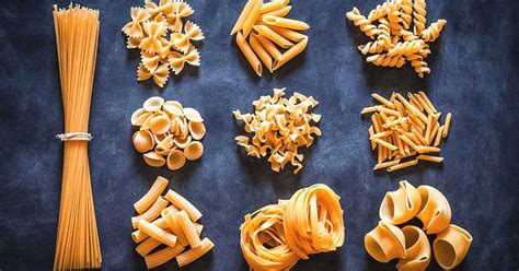 Rôzne druhy cestovín ako špagety, fusilli, penne