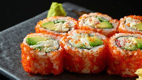 Sushi s omáčkami, wasabi a zázvorom