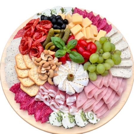 Štýlovo naaranžovaná obložená misa s klobásou