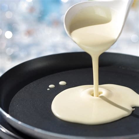 Detailné zábery na hladké cesto na palacinky