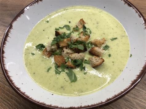 Servírovaná krémová brokolicová polievka s krutónmi