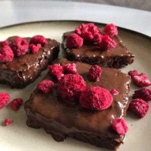 Brownies ozdobené lyofilizovaným ovocím