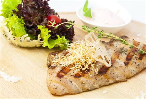 Grilovaný žraločí steak s bylinkami