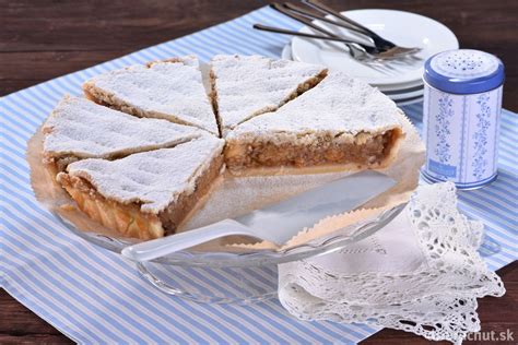 Hotový jablkovo-tvarohový koláč z lineckého cesta