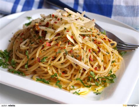 Špagety aglio, olio e peperoncino zatočené do hniezda