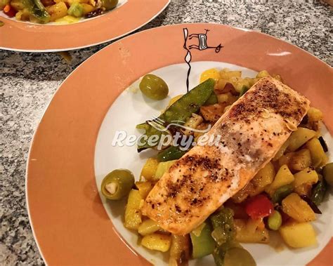 servírovaný tanier s pečenými zemiakmi, grilovanou zeleninou a tofu