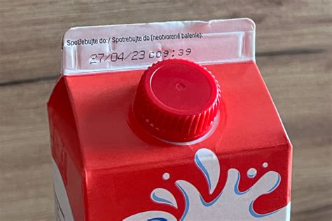 Šípka ukazujúca na dátum spotreby na tégliku jogurtu