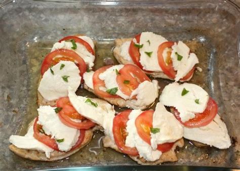 Servírovaný kurací steak Caprese so šalátom a bagetkou