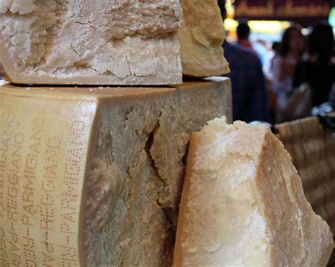 Tvrdý syr Parmigiano-Reggiano
