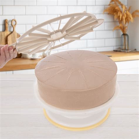 Pomôcka na naznačovanie rezov torty