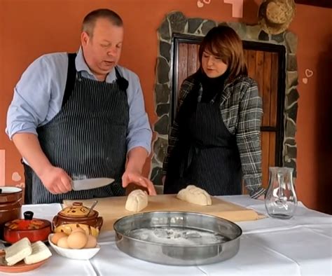 kuchár pripravuje jedlo