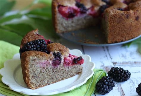 Mandľový koláč s černicami