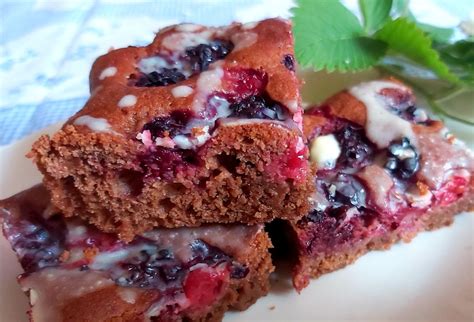 Hotový mandľový koláč s černicami