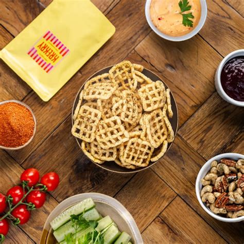 Ilustrácia slaných pochutín ako čipsy a krekry