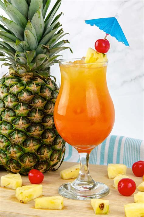 Servírovaný koktail Bahama Mama v pohári Hurricane
