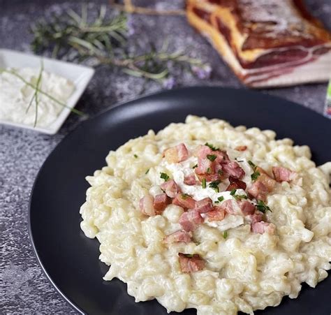 Misky s bryndzou a ingredienciami na cesto