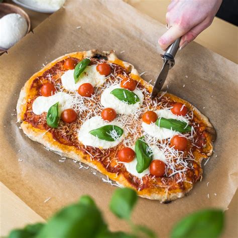Hotová BBQ pizza pripravená na konzumáciu