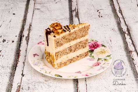 Hotová orechová torta ozdobená