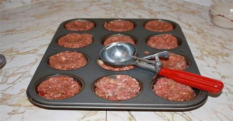 Príprava mäsových placiek na hamburger