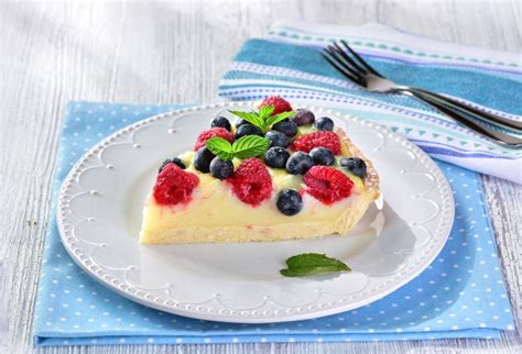 Misky s pudingom ozdobené ovocím a šľahačkou