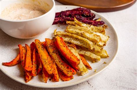 Rôzne druhy pečených zeleninových hranolčekov