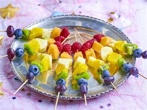 Farebné ovocné a zeleninové špízy