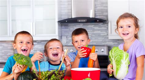 Deti s úsmevom jedia farebne naservírované jedlo