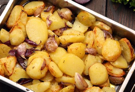Pečené zemiaky s cibuľou v pekáči