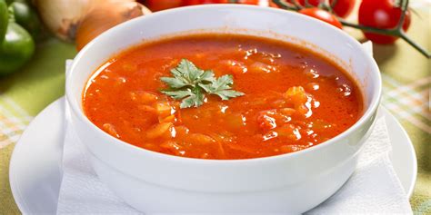 Ingrediencie na tradičnú paradajkovú polievku