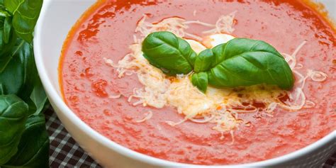 Servírovanie paradajkovej polievky s krutónmi a bazalkou