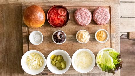 Čerstvá zelenina a dresing na hamburger