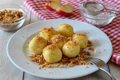 Jablkové knedlíky s posýpkou z orechov a cukru